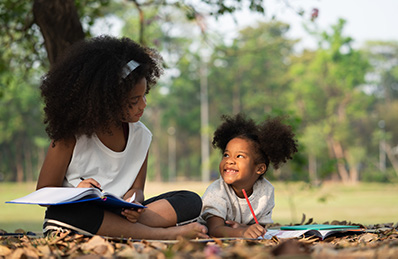 kids reading outside for the summer to avoid summer learning loss
